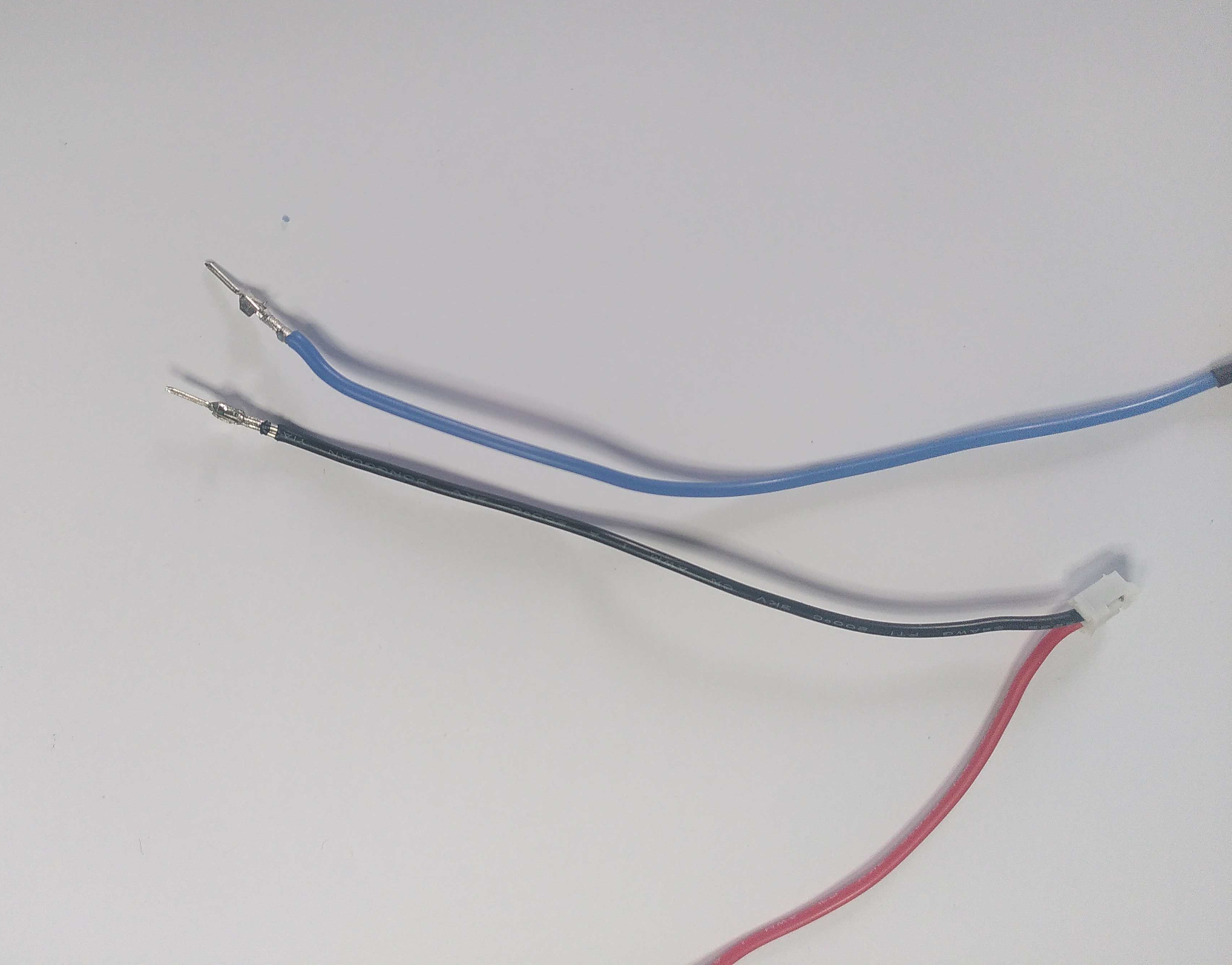 Sertir les fils du connecteur et du switch