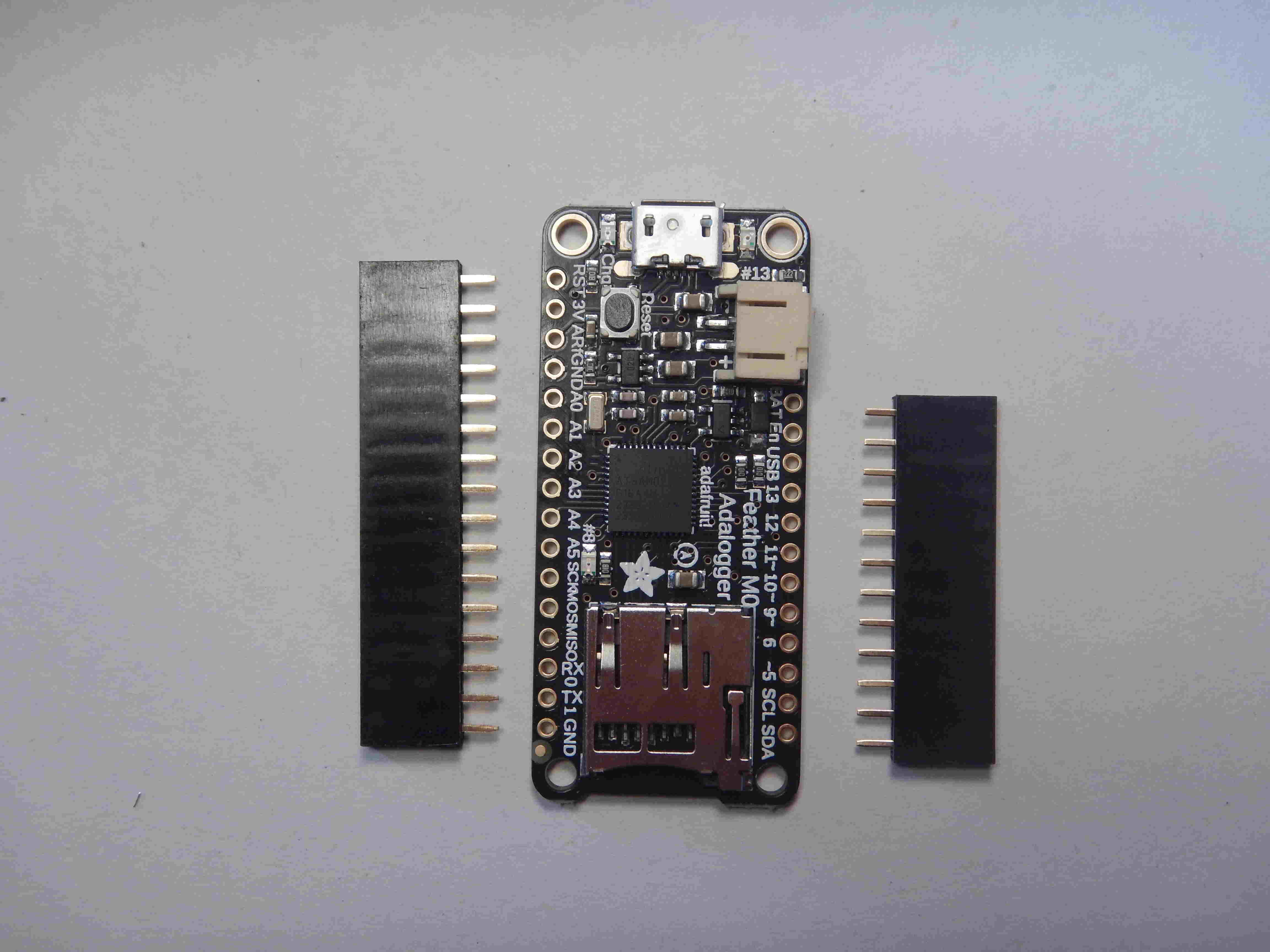 La carte Adafruit M0 et des broches femelles