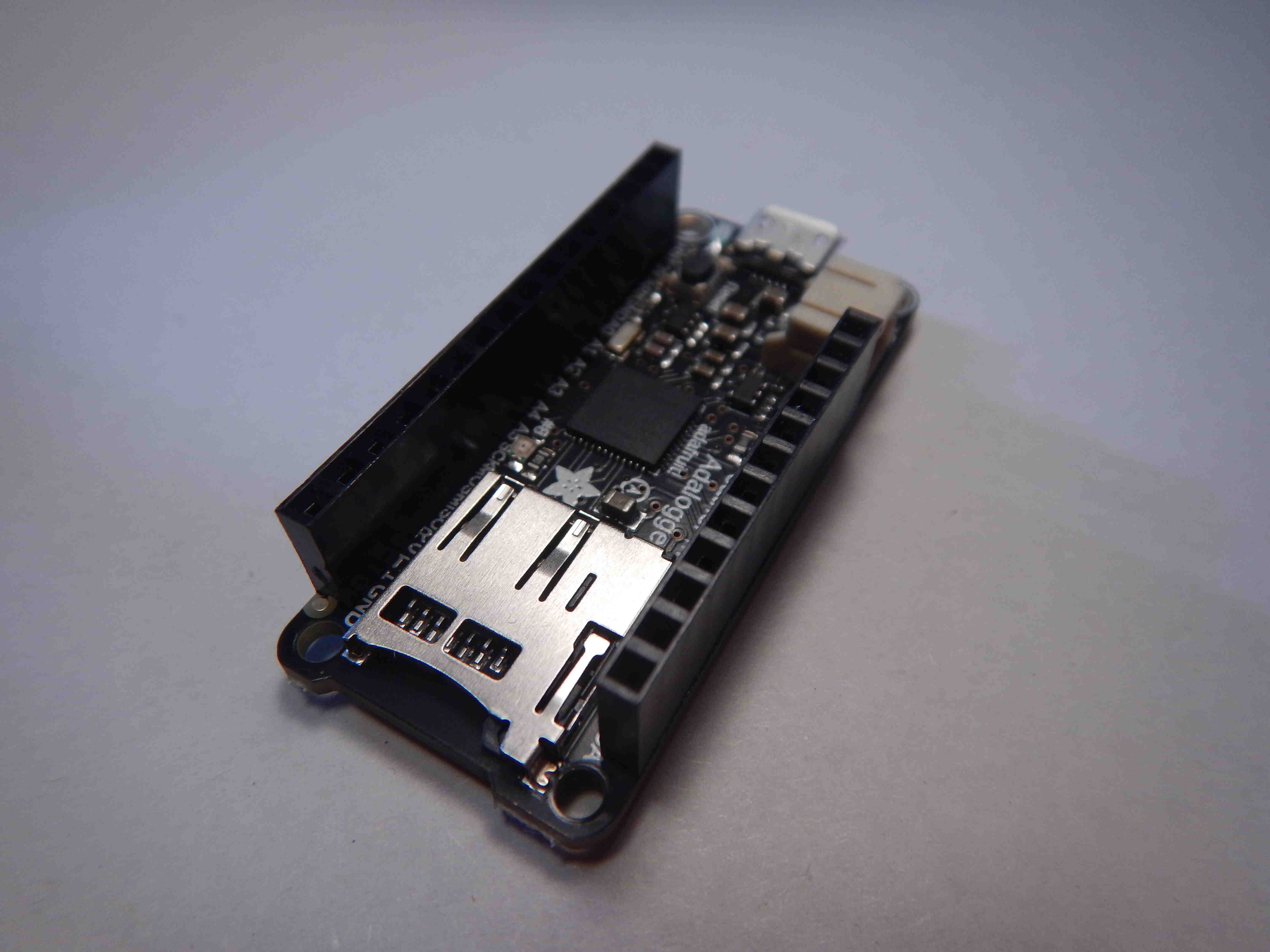 On a soudé les deux broches duponts femelles sur la carte Adafruit M0